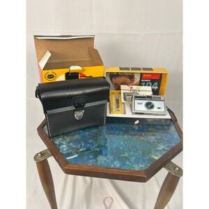 Vintage Kodak Instamatic 104 Camera w/ Case Box Flashcubes Retro Film